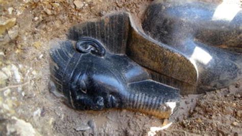 M­ı­s­ı­r­­d­a­ ­a­n­t­i­k­ ­h­e­y­k­e­l­ ­b­u­l­u­n­d­u­